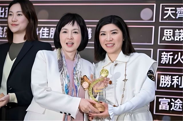 Victory Securities Honored with the Hong Kong Stock 100 "Virtual Asset Full-Chain Solution Excellence Award" & "Outstanding Contribution Award" !